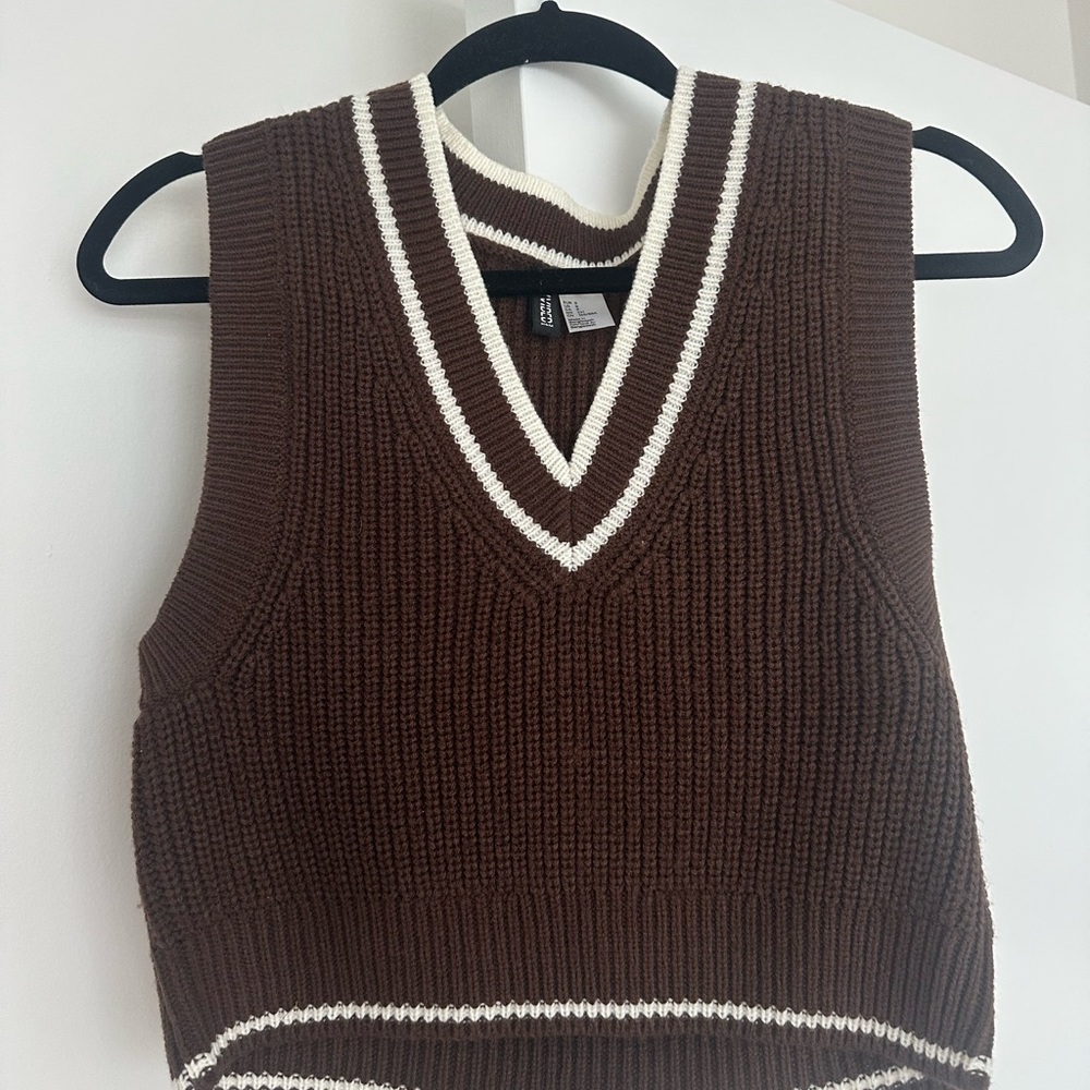 H&M Brown and White V-Neck Sweater